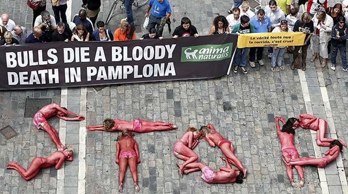 Una trentena d’activistes de {PETA} i {AnimaNaturalis} protesten a Pamplona contra els {sanfermines}.