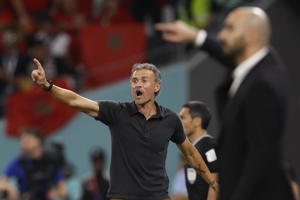 Luis Enrique grita órdenes a sus pupilos durante el partido ante Marruecos.