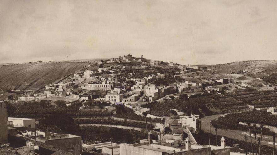 Vista del risco de San Roque, con la Casa de los Picos en lo alto, a principios del siglo XX.