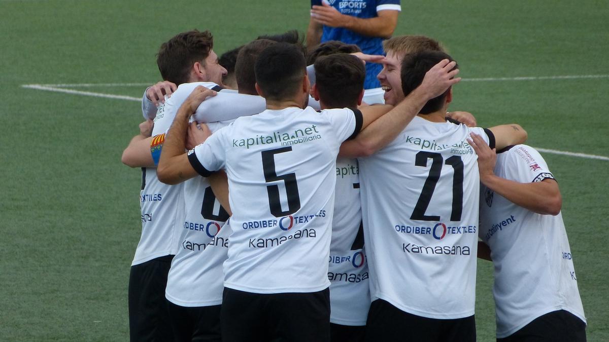 Los jugadores del Ontinyent 1931 celebran uno de los goles anotados.