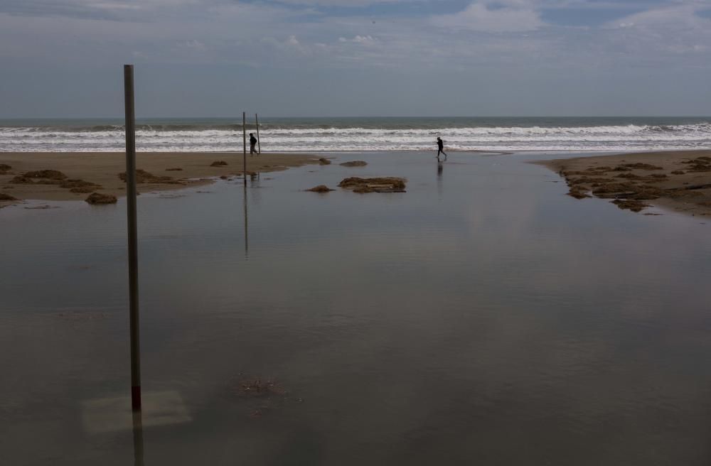 El temporal causa daños en las playas de Alicante