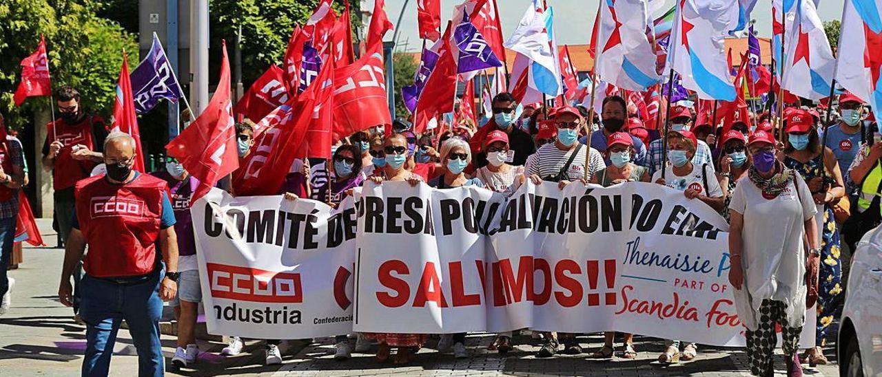 Manifestación en defensa de la viabilidad de la conservera, en O Grove.