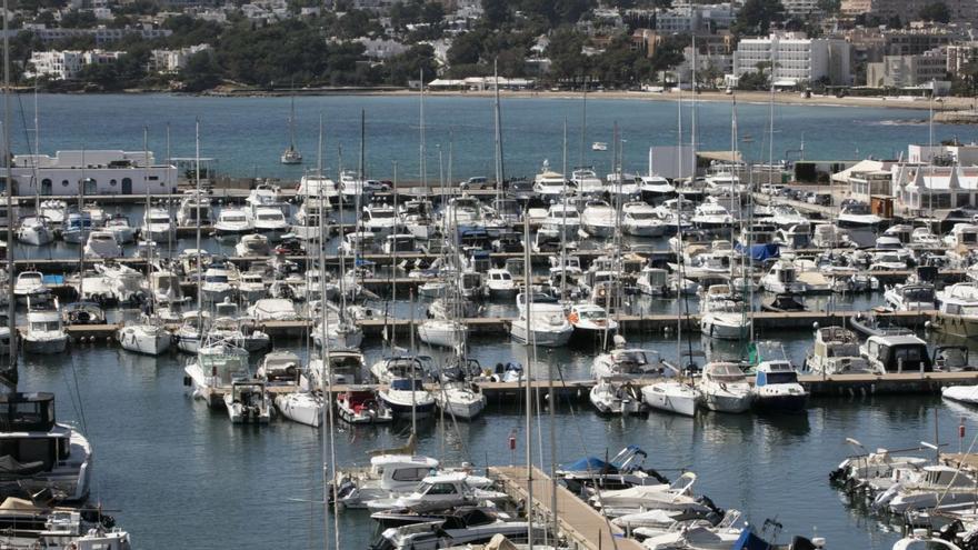 Imagen del decenas de barcos atracados en el puerto deportivo de Santa Eulària. | VICENT MARÍ