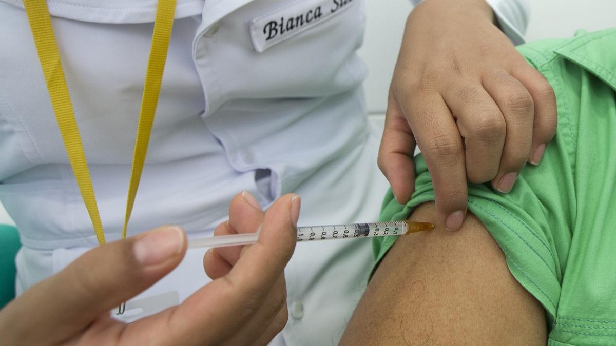 Una persona vacunándose contra la fiebre amarilla en una clínica de Brasilia, Brasil.