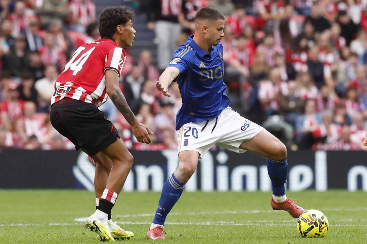 BILBAO, 09/11/2025.- Dendoncker, del Real Oviedo, ante Selton Sánchez (i), del Athletic, durante el partido de la jornada 12 de Liga disputado este domingo en el estadio de San Mamés. EFE/Miguel Toña. athletic bilbao . oviedo. liga españa 2025/2026 athletic bilbao . oviedo. 12. accion. san mames