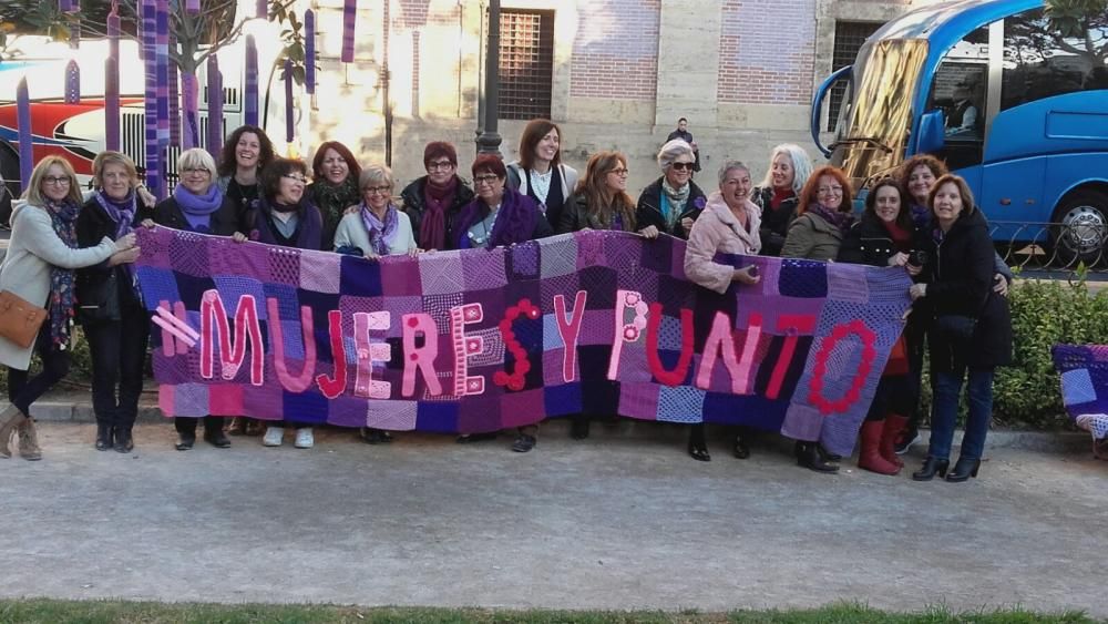 Los árboles y los bancos del Parterre decorados con lana