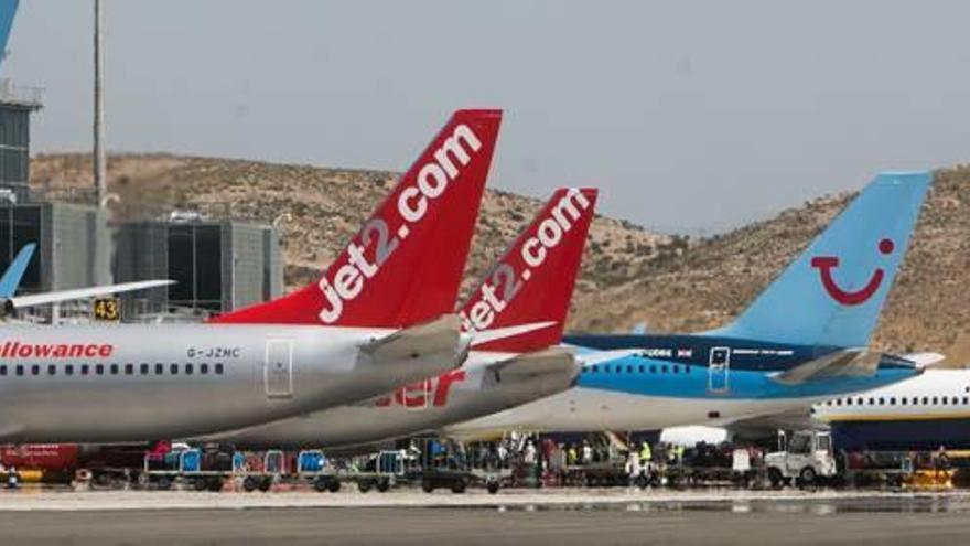 Aviones estacionados en la plataforma del aeropuerto de Alicante-Elche.