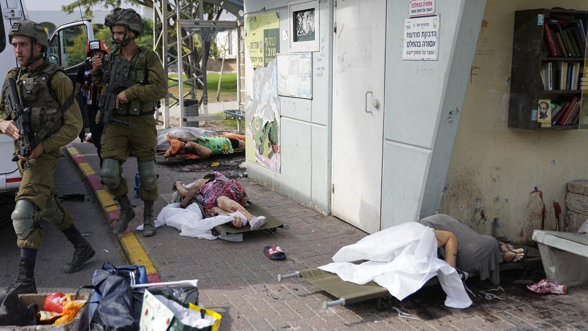 Soldados israelís junto a los cadáveres de civiles asesinados en las calles de Sderot (Israel)