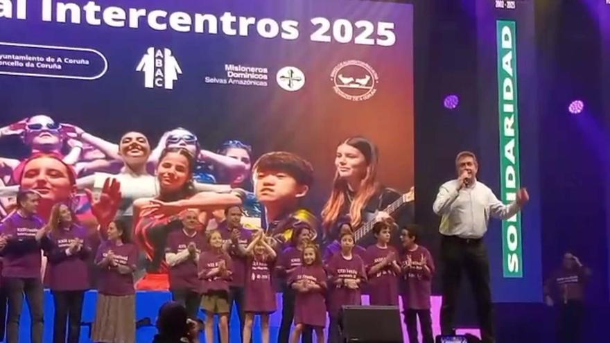 El concejal Juan Ignacio Borrego canta en el Festival Intercentros A Coruña 2025