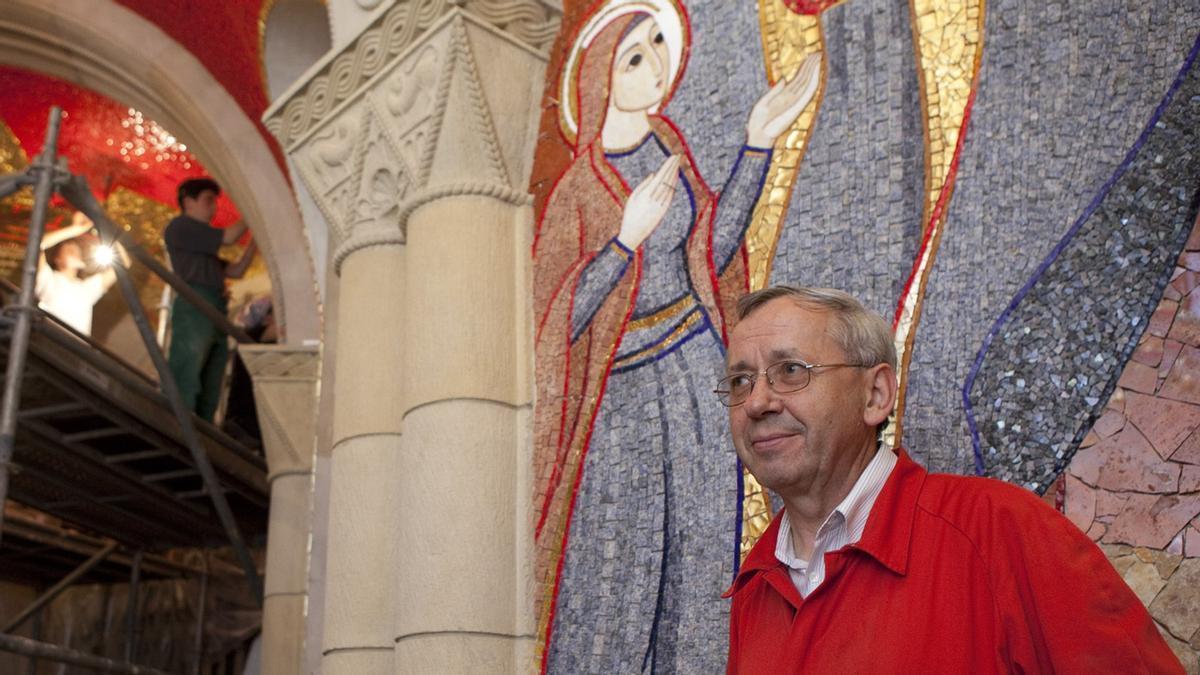 Marko Rupnik, en la iglesia de San Pedro de Gijón, siguiendo la instalación de una de sus obras.