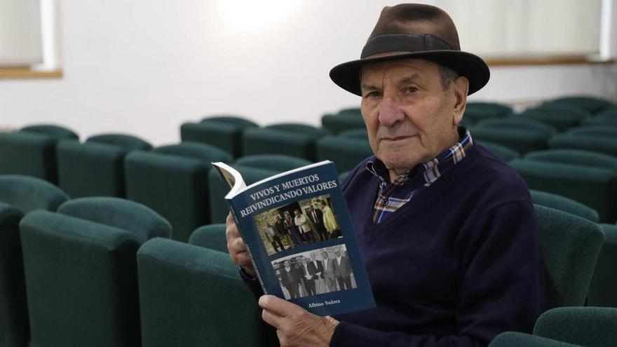 Albino Suárez, el prolífico autor de Laviana, presentará dos nuevos libros el 13 de abril en la Pola