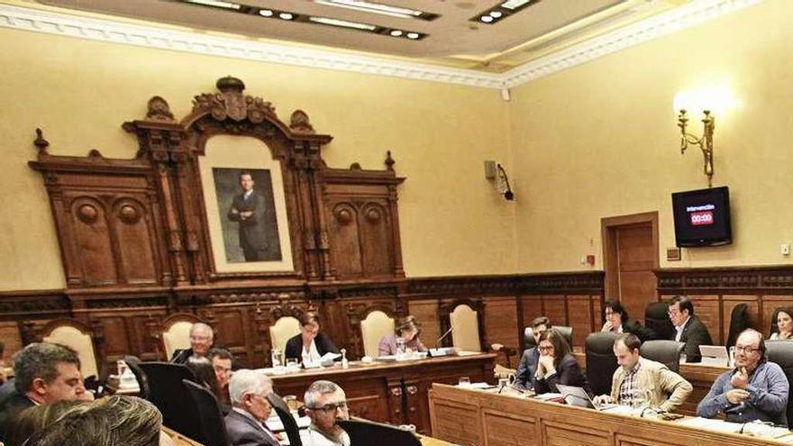 El edil popular Pablo González, primero por la izquierda, en una intervención en el Pleno.