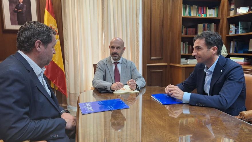 El subdelegado del Gobierno en Málaga, Javier Salas, en una reunión con ApymerM´ç, representada por Alberto León Lombardía y Antonio Miguel Palma Ramírez, tesorero y secretario del colectivo, respectivamente.