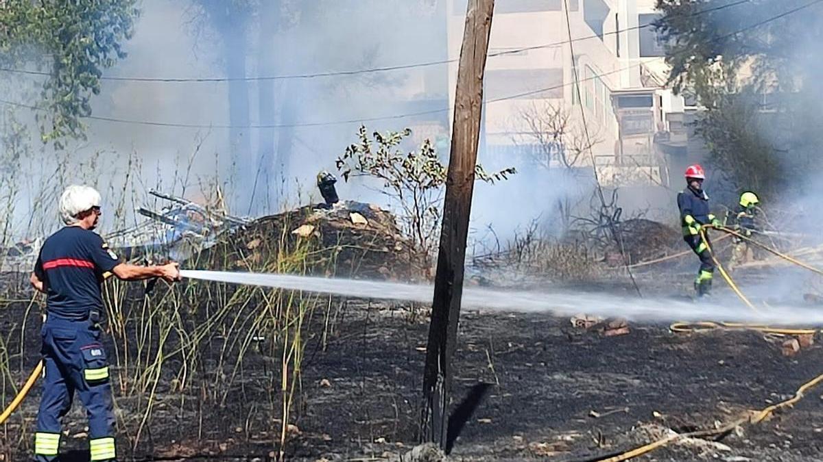 Sofocado un incendio en Torremolinos que obligó a suspender 30 minutos el tren de Cercanías