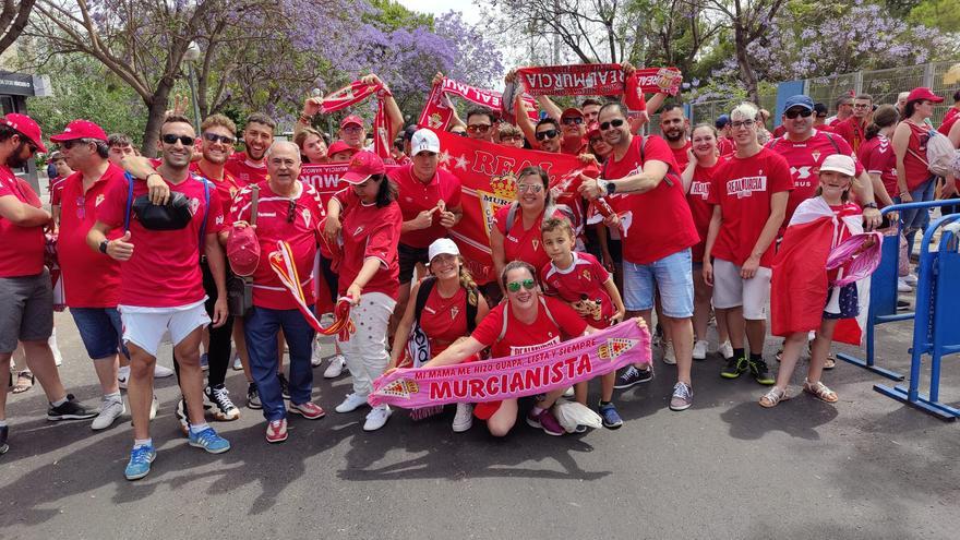 Asi vive la afición del Murcia las horas previas al partido del ascenso