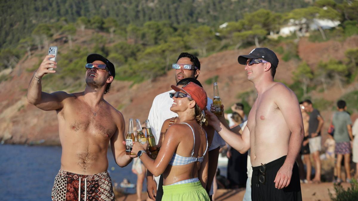 Una nube empaña el eclipse en Banyalbufar: «Los ricos también lloran»