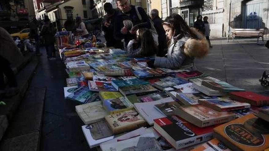 Niños y mayores, en el mercadillo de Álvarez Acebal.