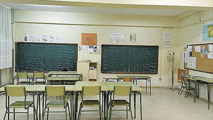 Aula del colegio de Mahíde, cerrado por falta de alumnos.