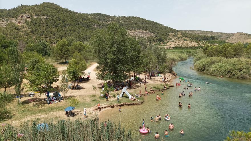 El incivismo en la playa fluvial ya genera tensiones que provocan altercados