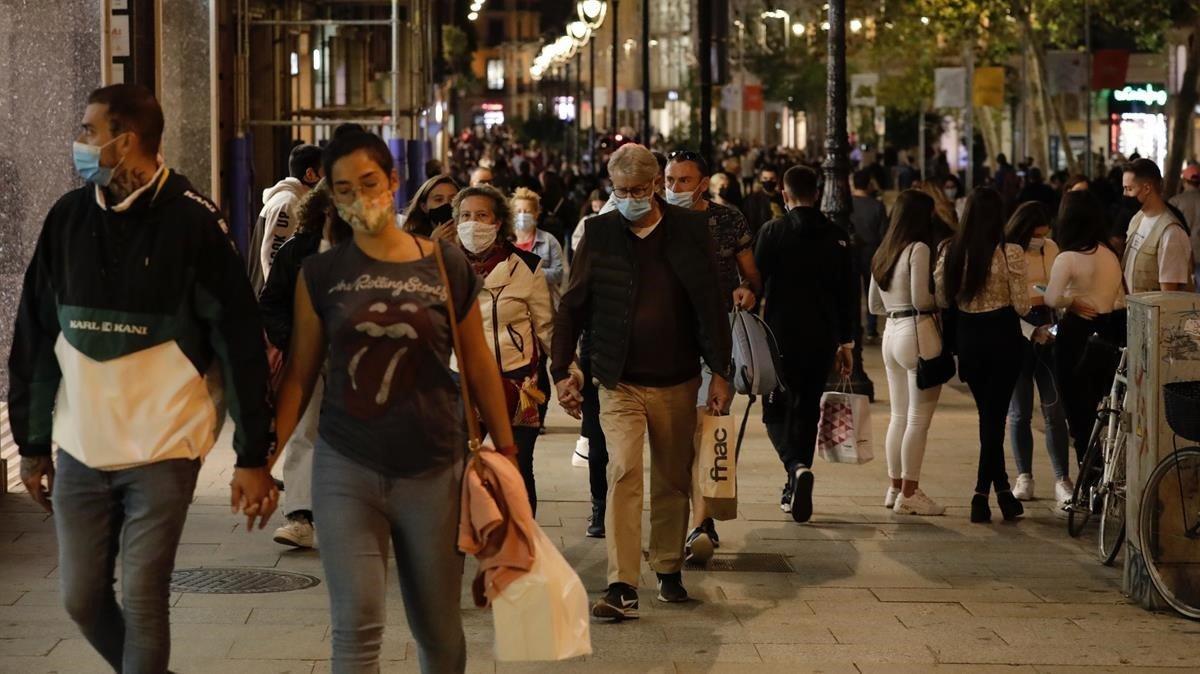 Varios ciudadanos pasean por el Portal del Àngel de Barcelona, este mismo viernes. 