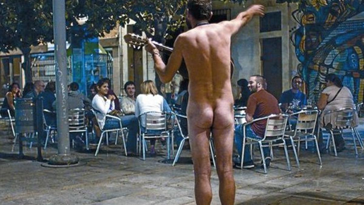 Naturista 8 Un músico toca desnudo en la plaza del Sol, de Gràcia, el pasado junio.