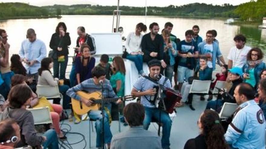 El concert que La Troba Kung-Fú va fer dalt de la barca La Tirona mentre passejaven per l&#039;estany.