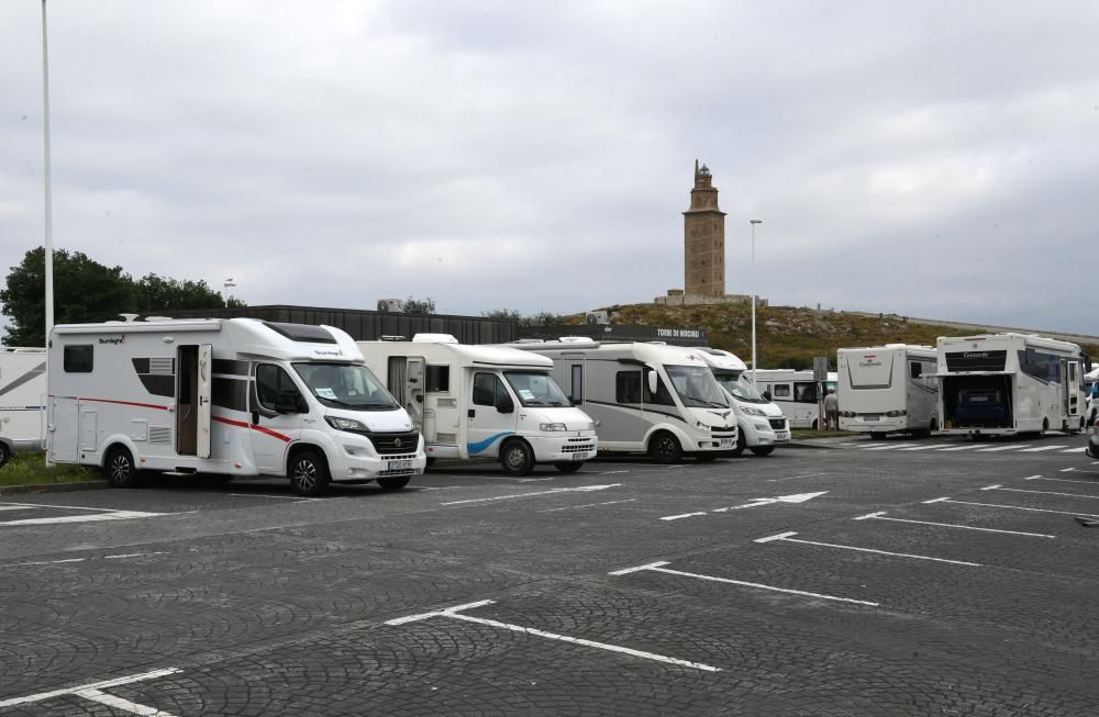 Los participantes de la Ruta de Autocaravanas Yakart parten de la Torre en una expedición que pasará por las cuatro provincias gallegas.