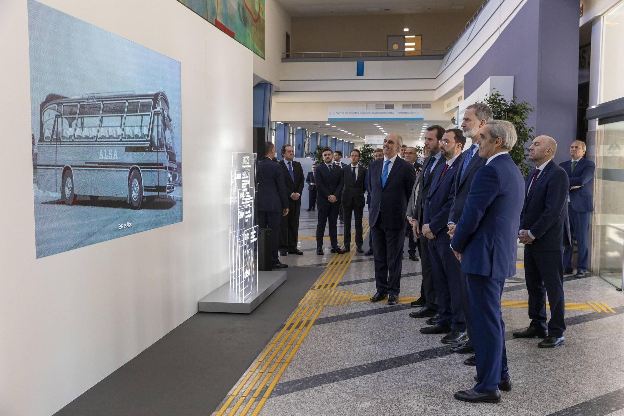 EN IMÁGENES: El Rey visita la estación de autobuses de Oviedo para conmemorar los 100 años de Alsa