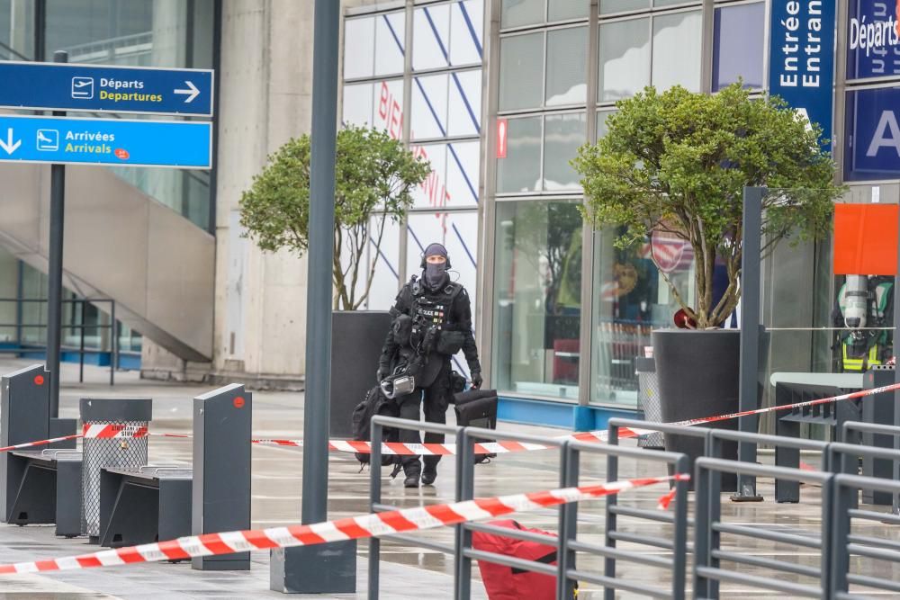 Operación policial en el aeropuerto parisino de Orly.