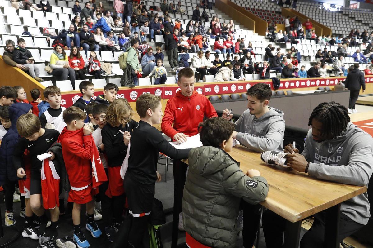 Els petits i petites, amb els jugadors del Bàsquet Girona en la diada de portes obertes a Fontajau.