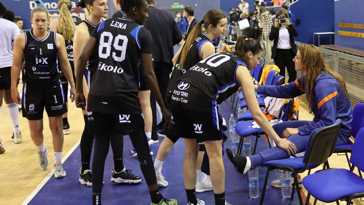Las jugadoras del IDK Euskotren se acercan a animar a la lesionada Laura Gil