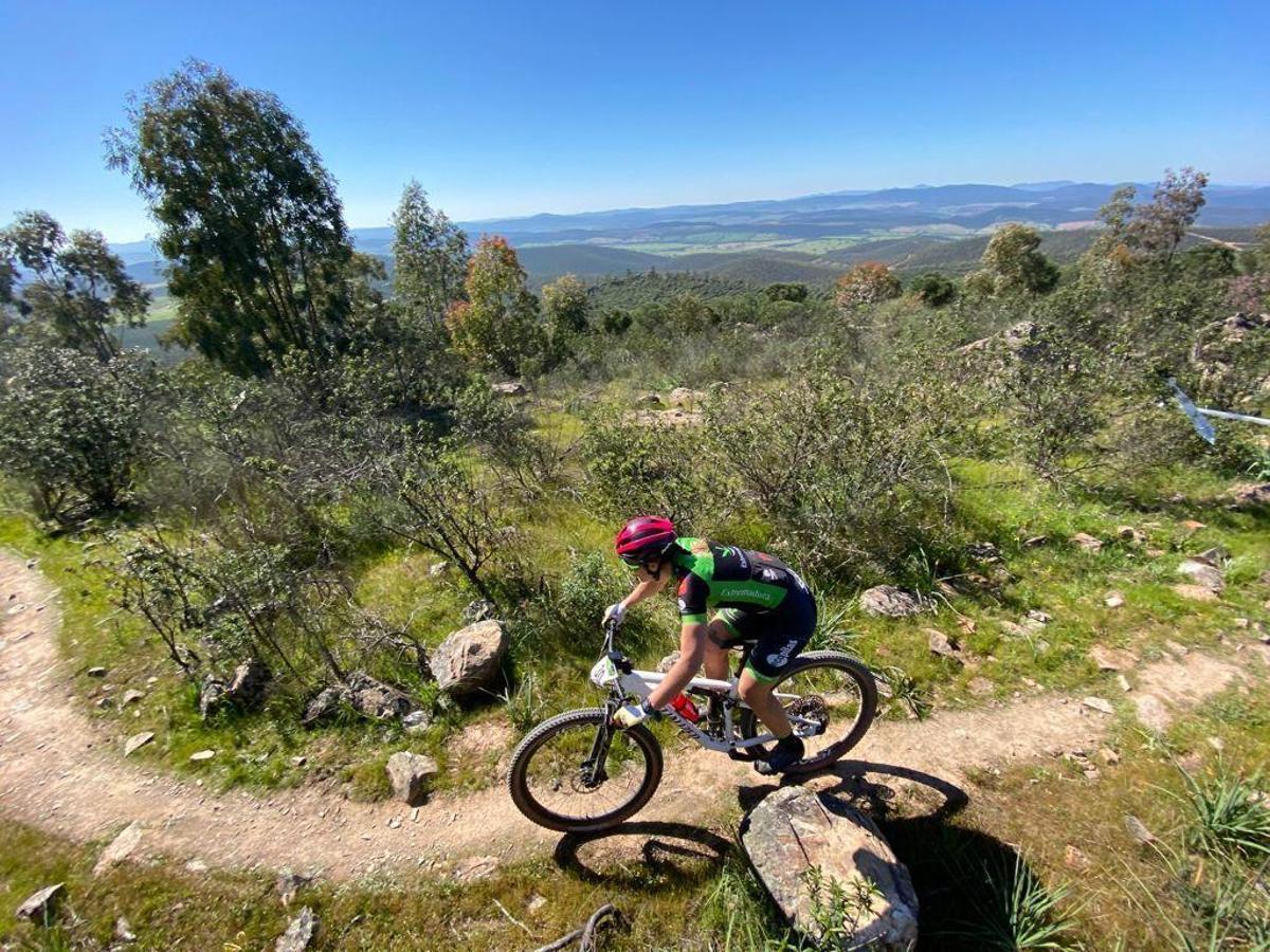 Manu Cordero y Tamara Sánchez, del Extremadura Ecopilas, vencen en el Maratón Puerto de la Cabra