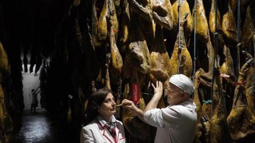 Carmen Hernández en una prueba de calidad de sus jamones.