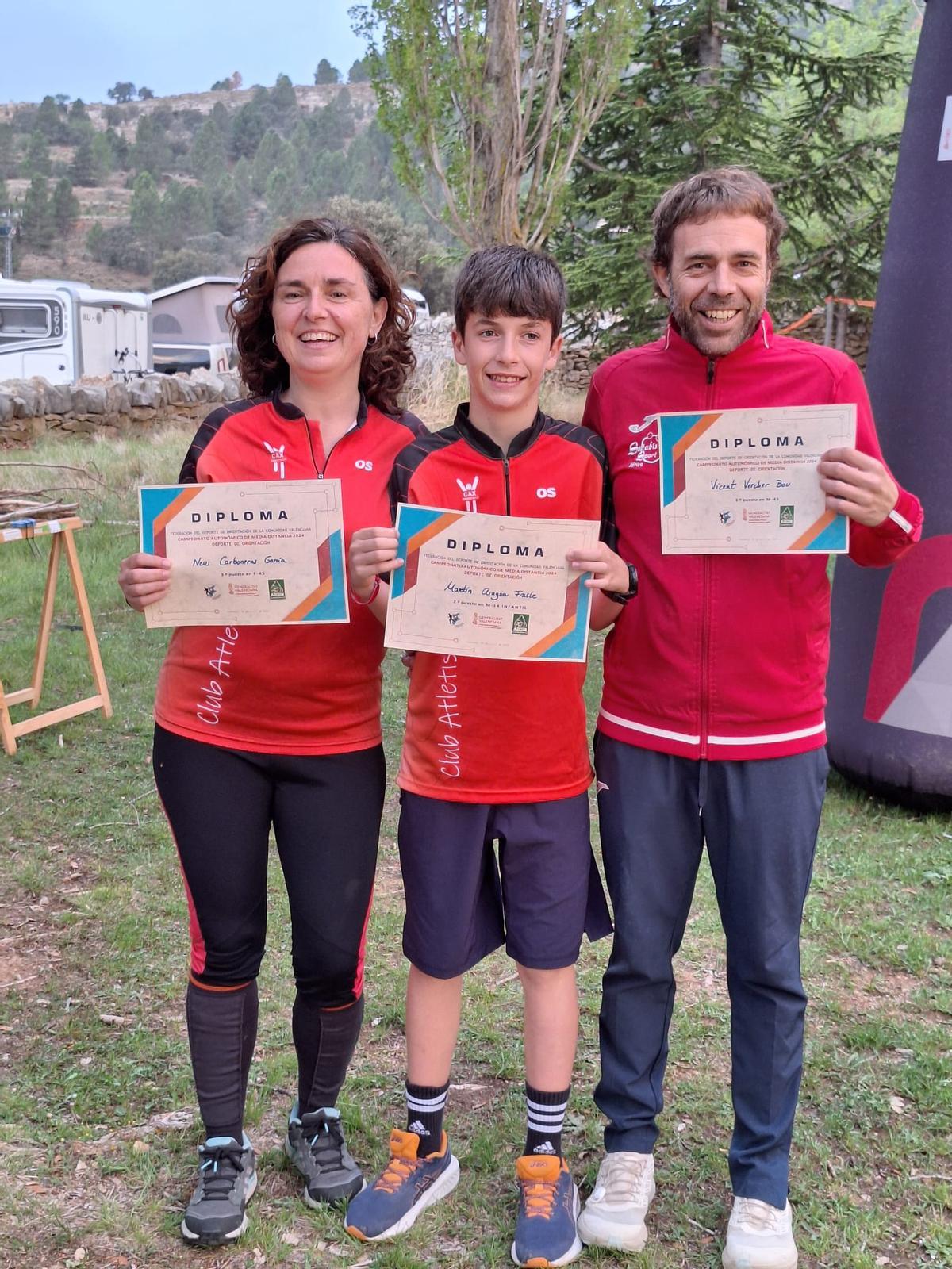 Tres orientadores del CAX con el diploma conseguido en Vilafranca.