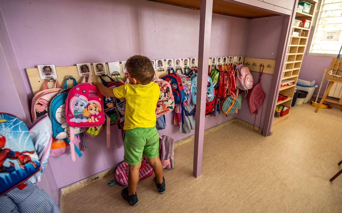 Un niño en una escuela del barrio de Can Serra de L'Hospitalet.