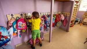 Un niño en una escuela del barrio de Can Serra de LHospitalet.