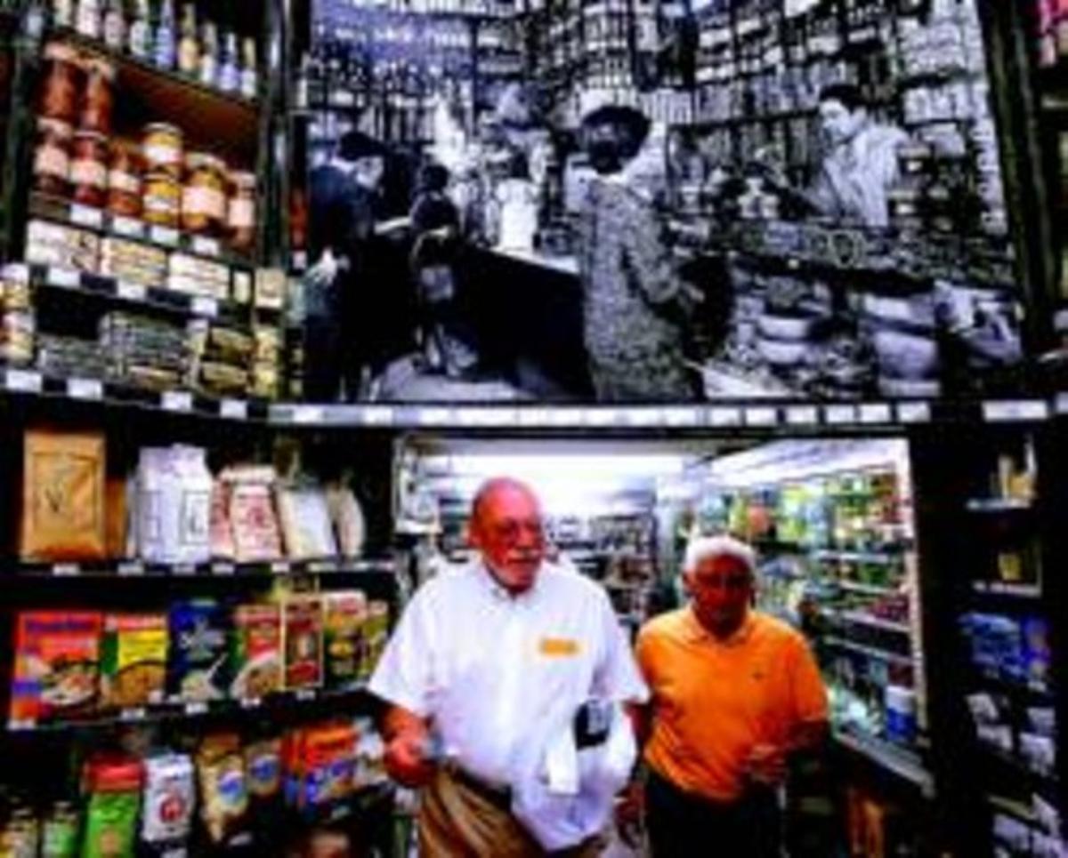 Atemporal Interior del local, amb una antiga foto que reprodueix gairebé la mateixa escena, ahir. Atemporal Interior del local, amb una antiga foto que reprodueix gairebé la mateixa escena, ahir.