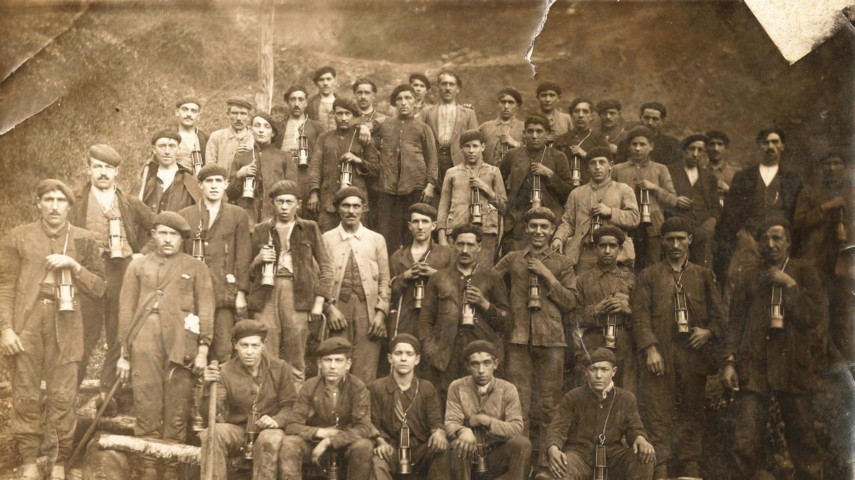 Una fotografía histórica de mineros de Cinfuegos