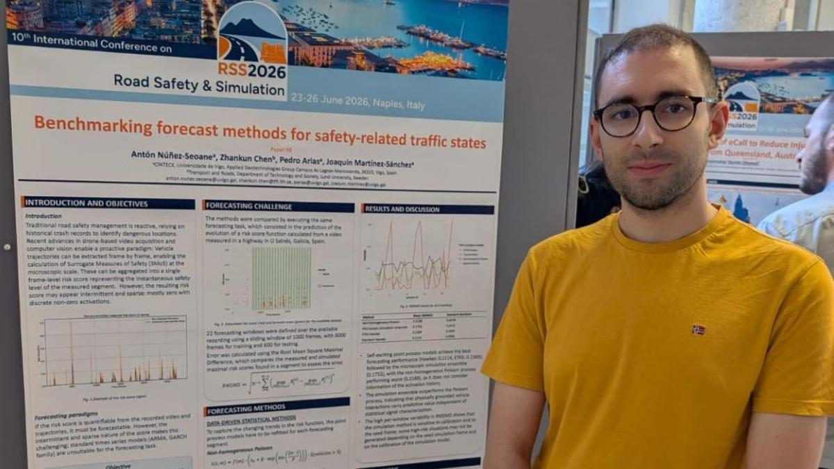 Antón Núñez, junto al póster que presentó en el congreso sobre seguridad vial y simulación celebrado en junio en Nápoles.