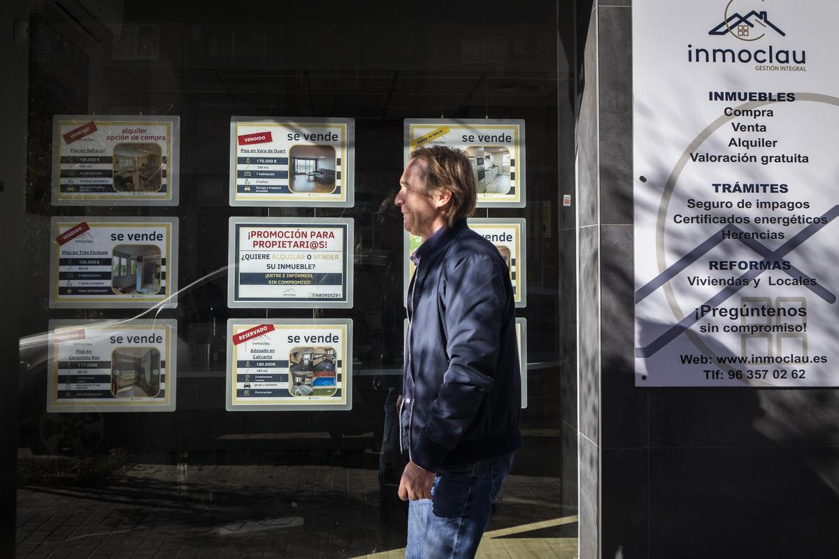 Escaparate de una inmobiliaria de València.
