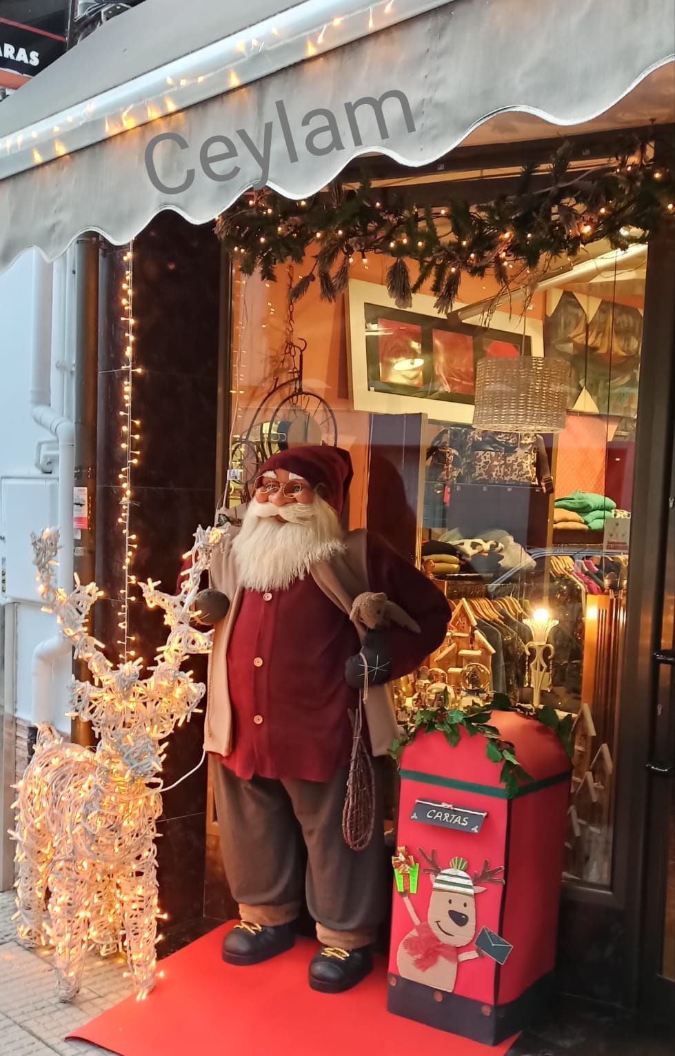 Los comerciantes de Laviana se vuelcan con la Navidad: instalan un centenar de buzones para recibir las cartas de los Reyes Magos y Papá Noel