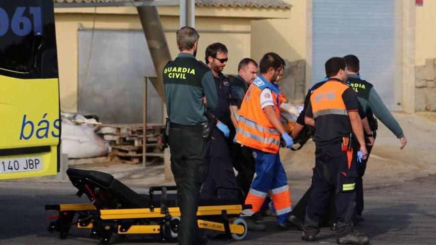 La evacuación de Francisca Lois Piñeiro tras sufrir el accidente laboral, ayer. // Muñiz