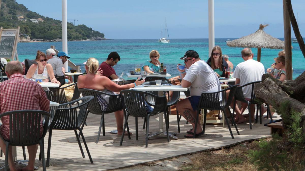 Um diese Terrasse geht es an der Costa dels Pins. Der Betreiber des Chiringuitos soll die Freifläche abbauen.