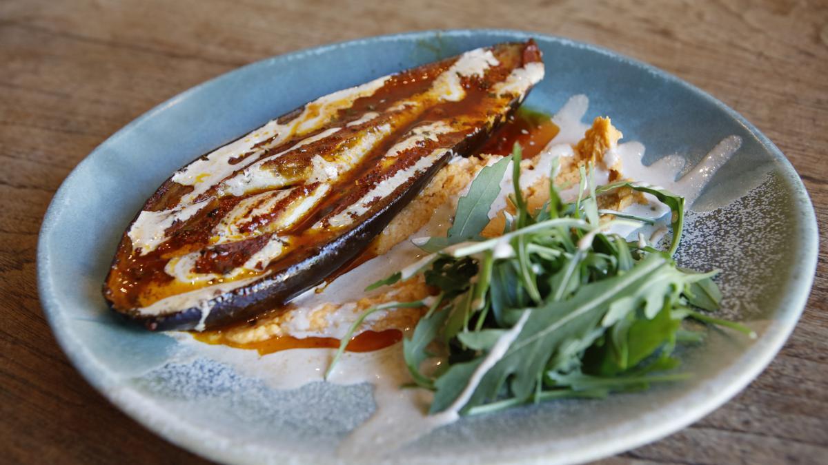 Aubergine mit Hummus, Tahini-Sauce und Rucola.