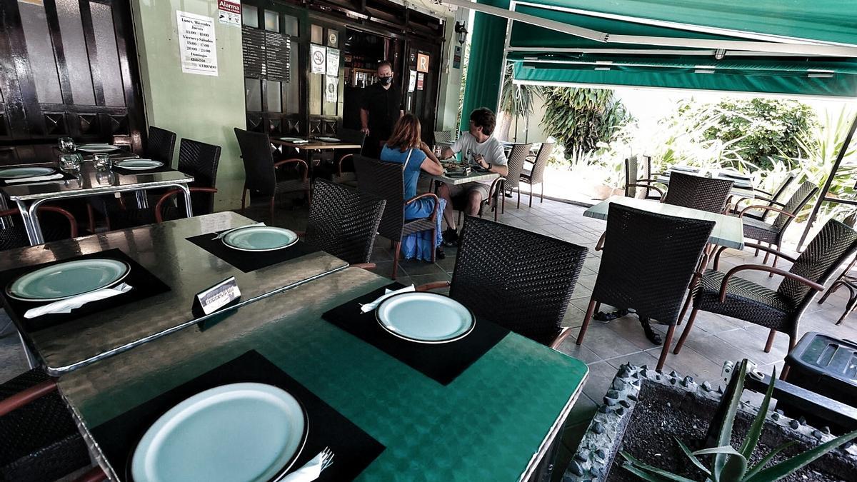 Dos personas comen este lunes en un restaurante de la capital tinerfeña.