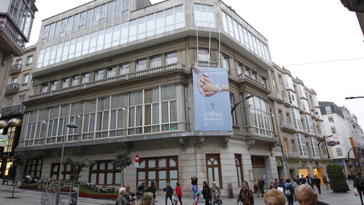 Vista de la fachada del edificio del antiguo Círculo Mercantil en 2015, antes de convertirse en la nueva sede del Celta