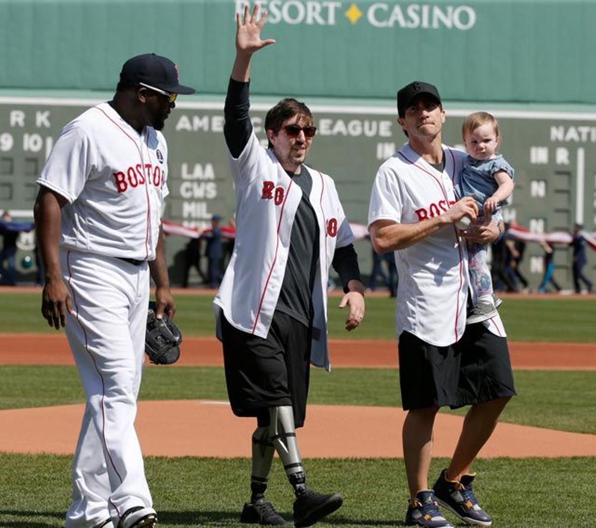 Jake Gyllenhaal junto a Jeff Bauman tras hacer el saque de honor antes de un partido de los Boston Red Sox