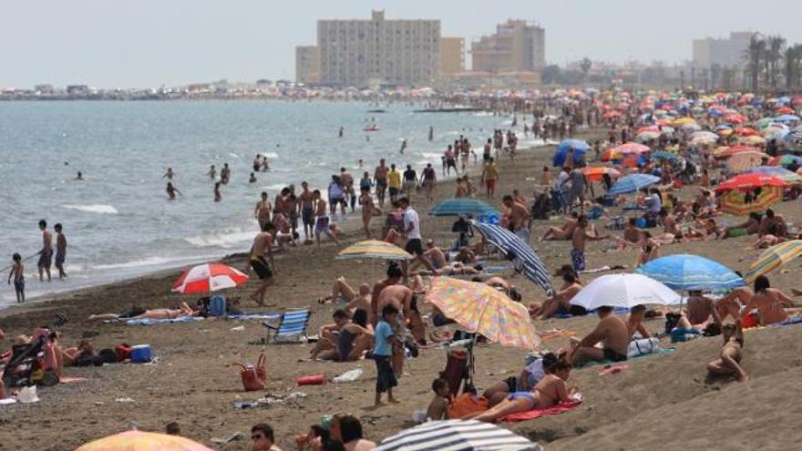 Un domingo casi veraniego llena las playas de Málaga