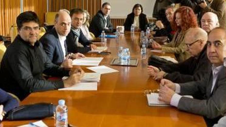 Primera mesa de diálogo celebrada ayer en el Ayuntamiento por el conflicto de los veladores.