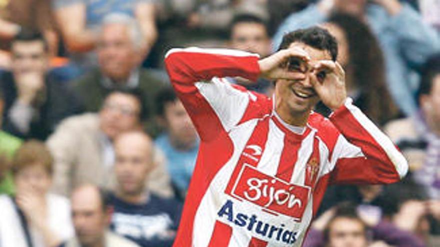 La celebración de De las Cuevas tras conseguir el gol de la victoria del Sporting en el Santiago Bernabeu.